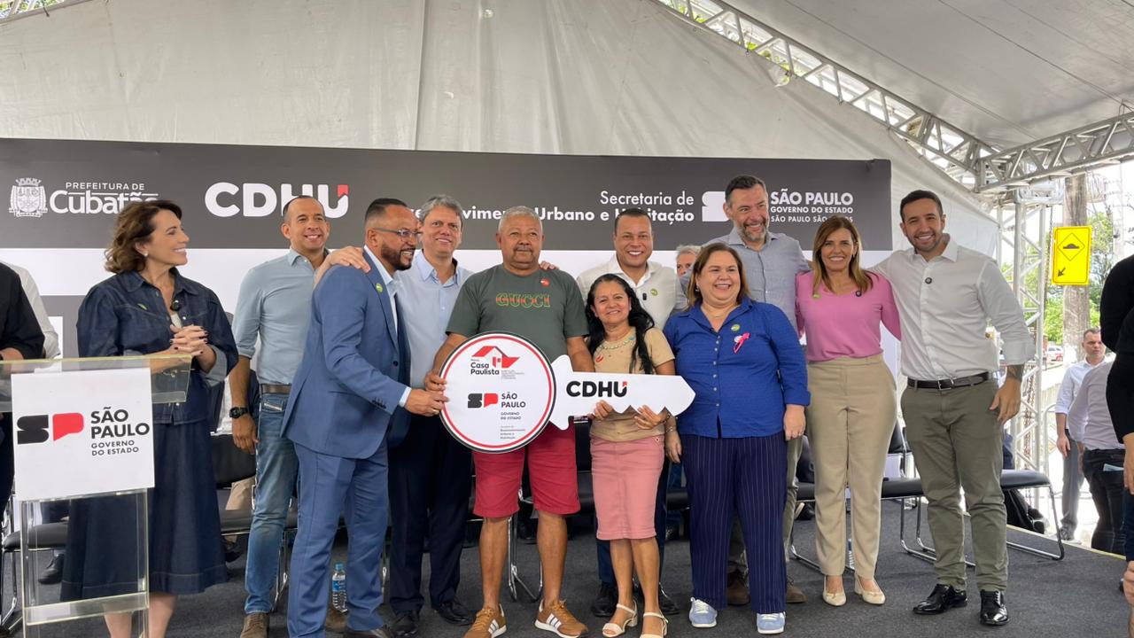 Sonho da casa própria se torna realidade com entrega de 174 moradias e escrituras