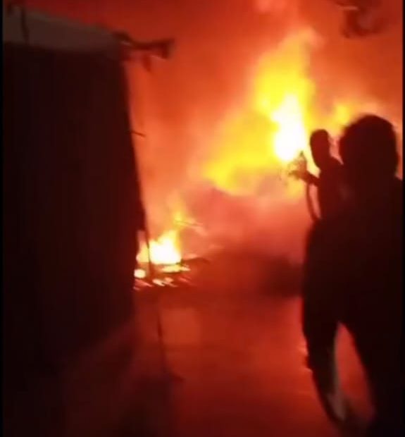 Incêndio atinge Shopping Russi e mobiliza Corpo de Bombeiros