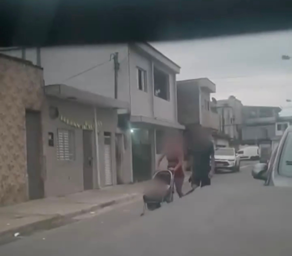 Casal é preso por usar carrinho de bebê para transportar drogas em São Vicente