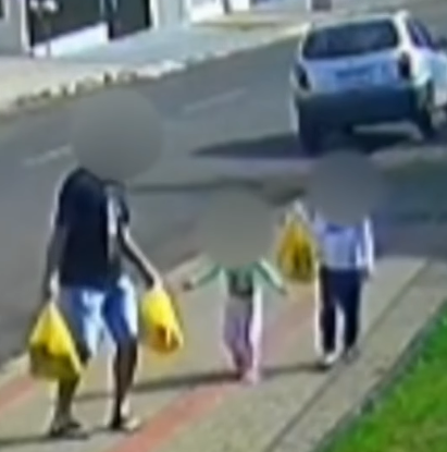 Pai chuta rosto da filha de 3 anos e mãe aciona as autoridades