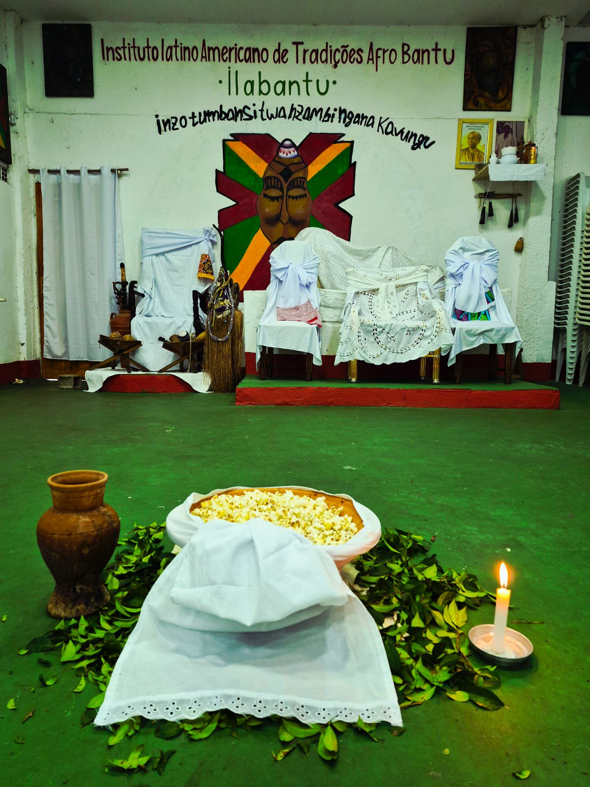 Ambiente preparado para atividades culturais e debates sobre saberes ancestrais no seminário antirracista