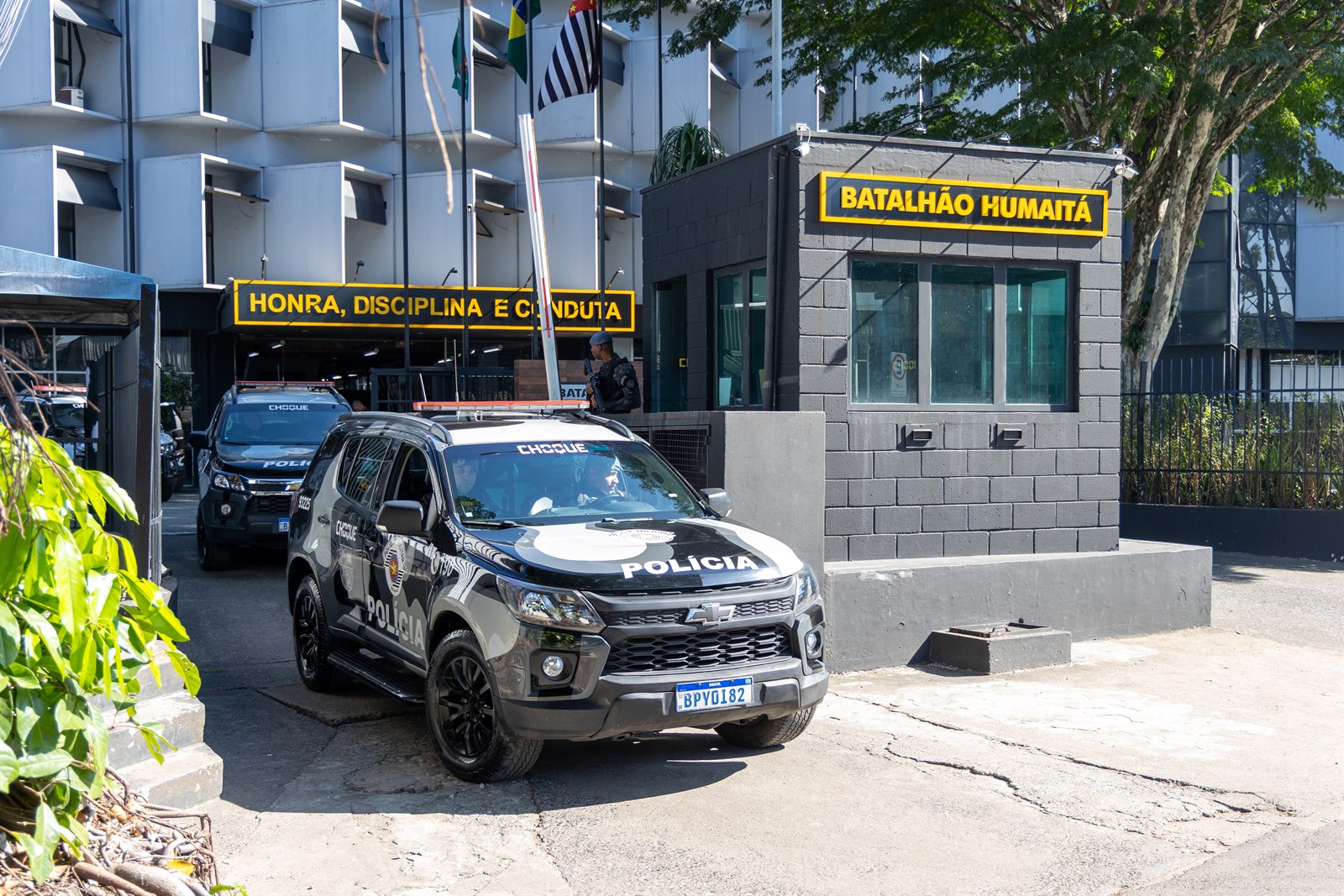 Viatura em frente ao Batalhão Humaitá durante operação do policiamento de choque na Baixada Santista.