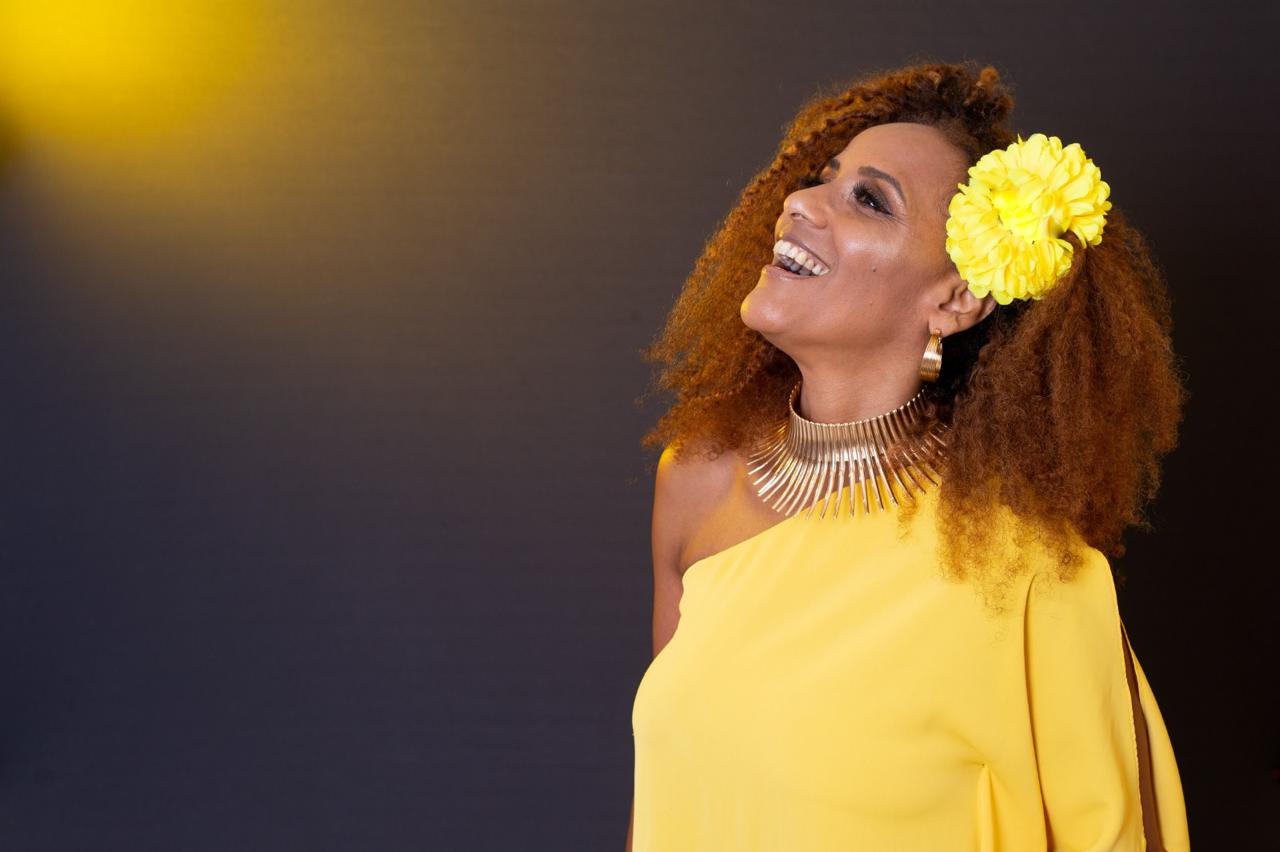 Cantora Ana Brasil apresenta o espetáculo O Choro e a Bossa D'ELAS em Santos