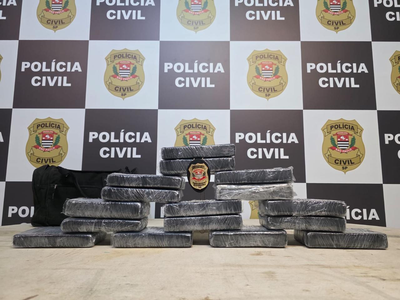 Polícia apreende 16 kg de cocaína escondida em carreta e prende suspeito