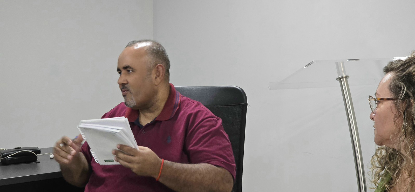 Participante fala durante roda de conversa sobre combate à discriminação racial em Guarujá.