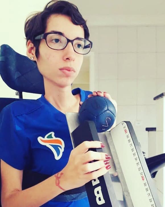 Débora Bargas, atleta de Guarujá da bocha paralímpica, segura equipamento usado na modalidade.