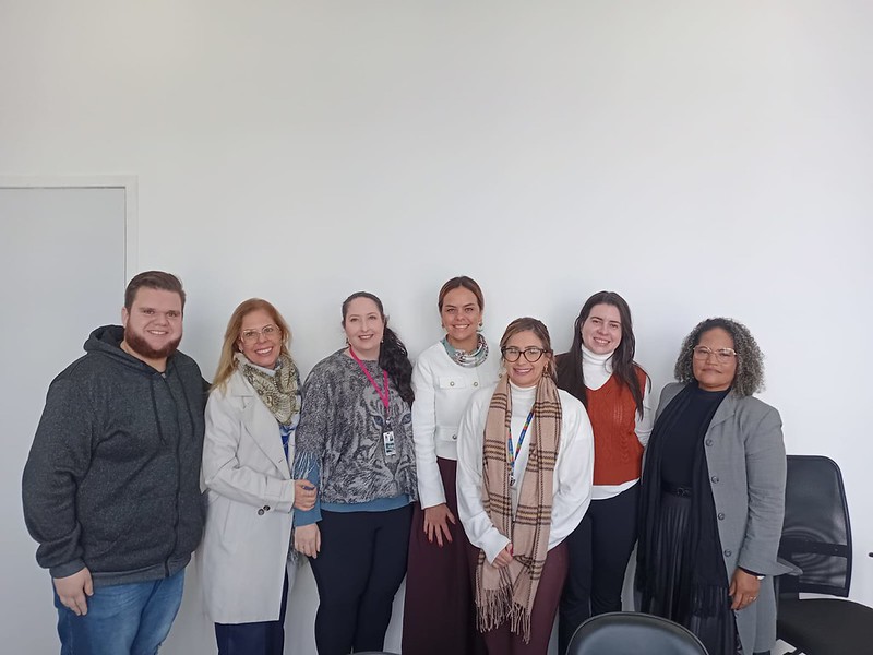 Representantes de Bertioga e Guarujá reunidos após troca de experiências sobre programas de estágio