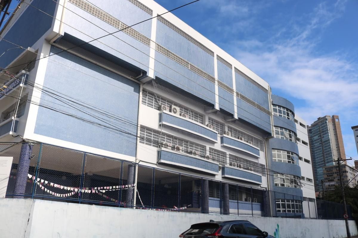Nova fachada em pastilhas de porcelana da UME Florestan Fernandes, em Santos