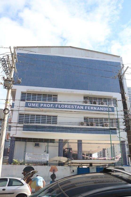 Área interna em obras da UME Florestan Fernandes, no Embaré, em Santos