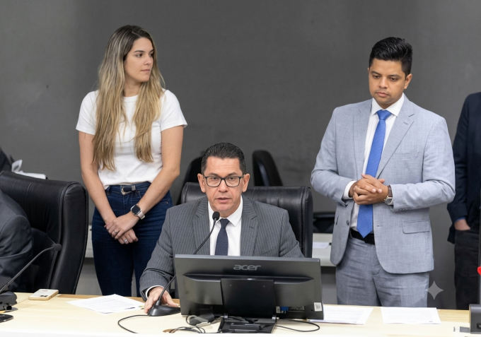 Baixo calão: presidente de Câmara esquece microfone aberto e xingamentos geram repercussão nacional