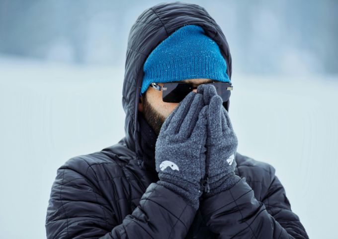 Frente fria e ciclone extratropical provocam frio e ondas de 3 metros na Baixada