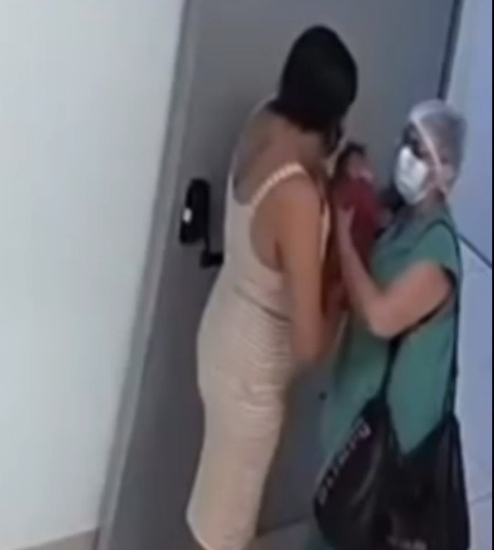 Funcionária tenta raptar bebê, mas tia percebe a tempo