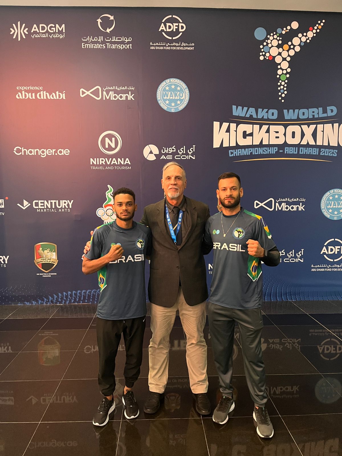 Jackson Elitelmo ao lado da equipe brasileira no Mundial de Kickboxing em Abu Dhabi.