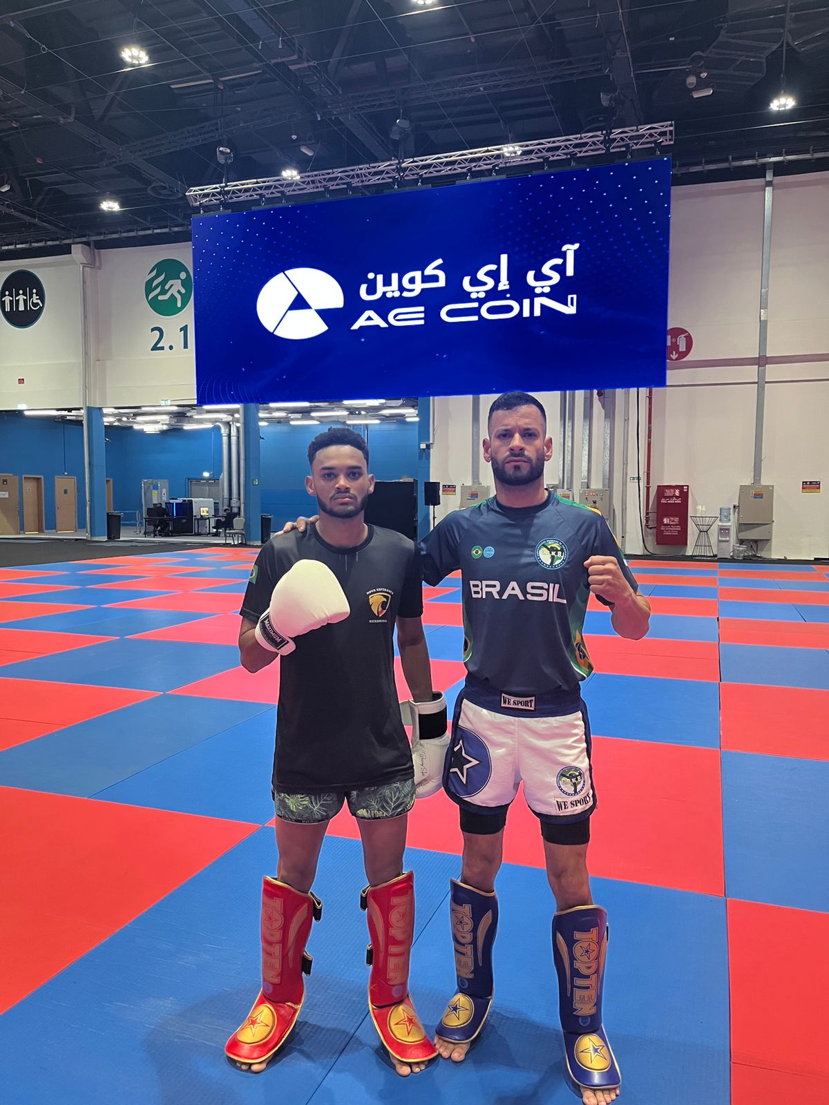 Jackson Elitelmo com uniforme da Seleção Brasileira em competição internacional de kickboxing.