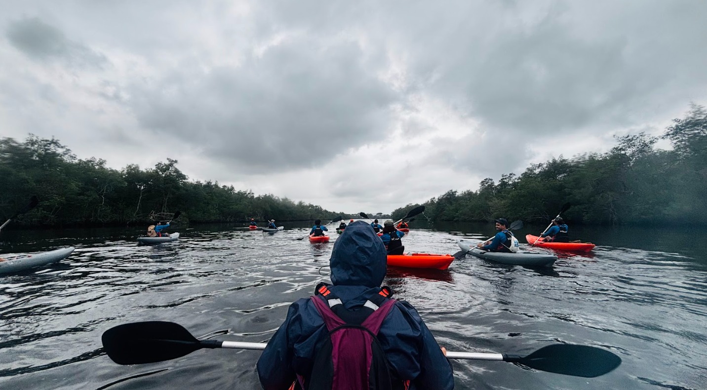 Participantes do Coletivo Jovem Mantas em atividade de educação ambiental