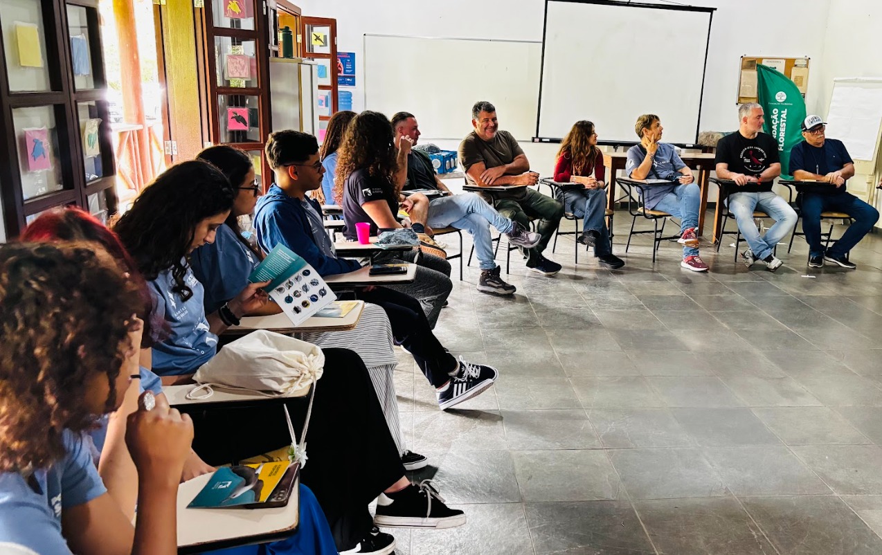 Jovens em ação de conservação marinha e educação ambiental na Baixada Santista