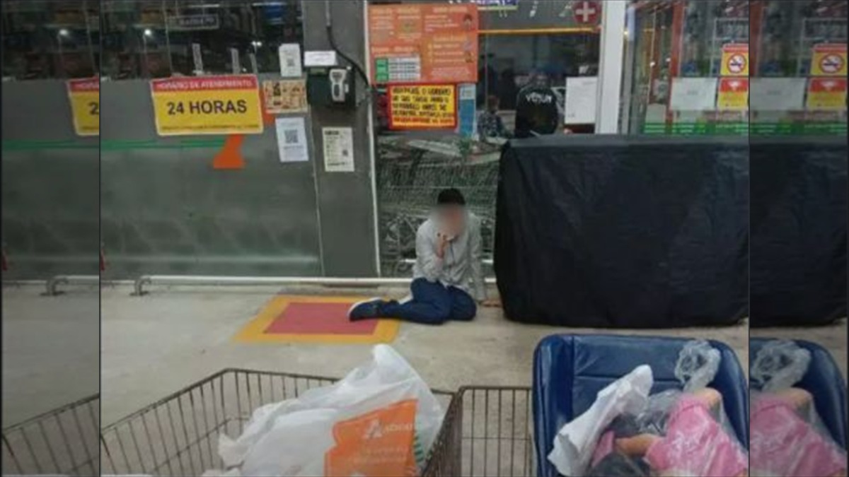 Consumidora relata que foi impedida de sair de mercado após pagamento via Pix em Praia Grande.