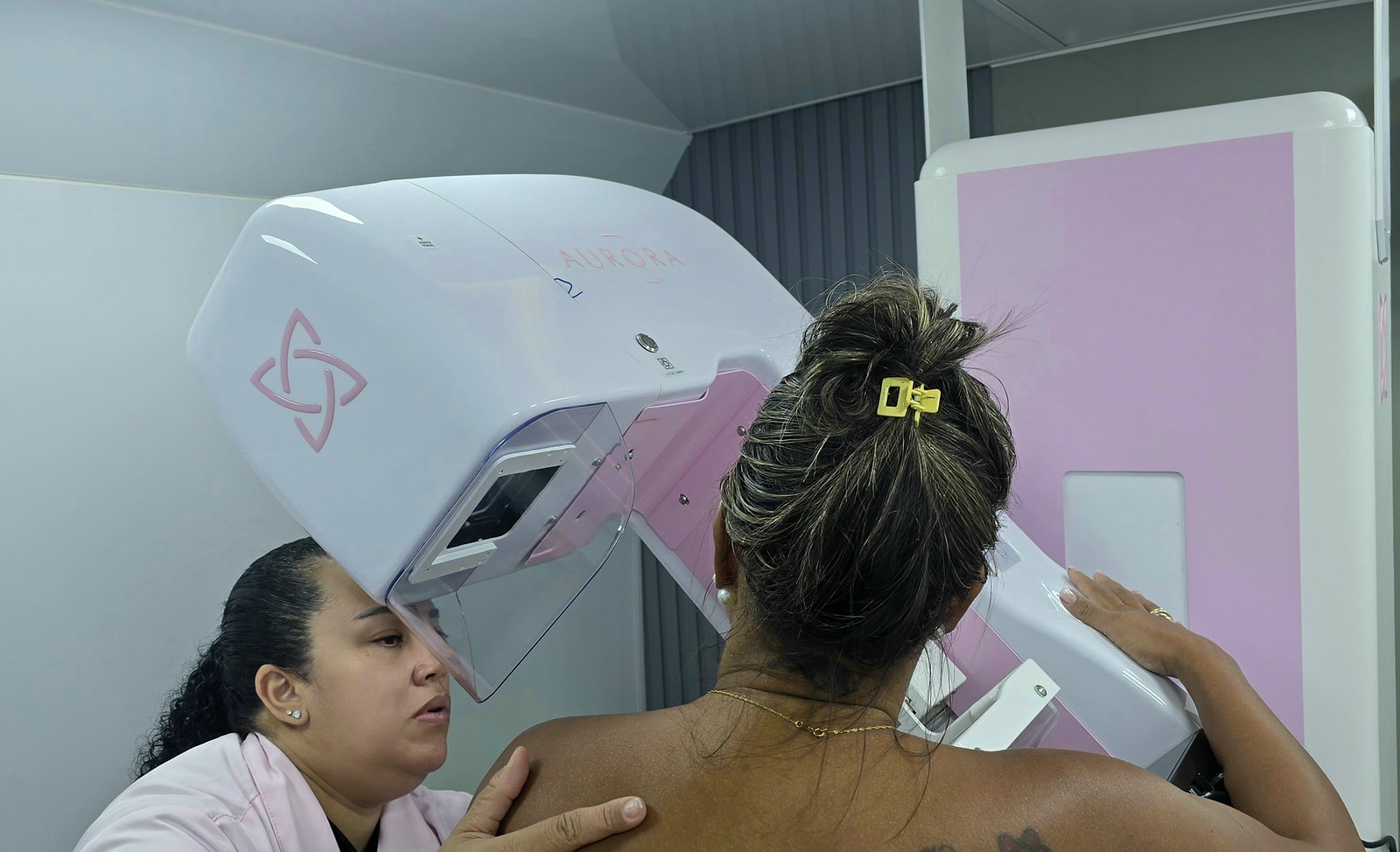 Paciente realiza exame no Ônibus da Mamografia em Guarujá