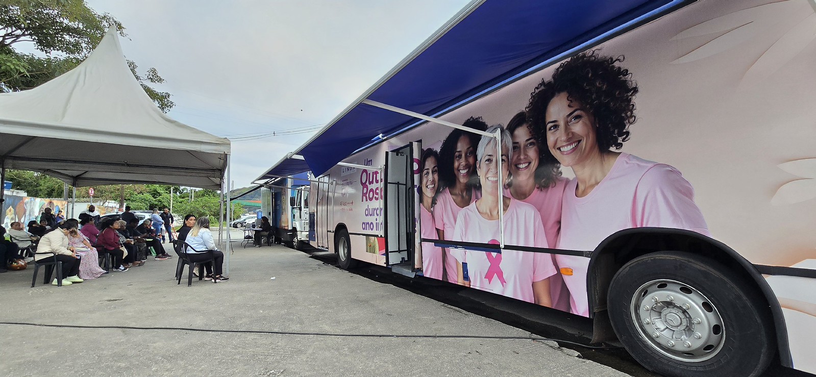 Ônibus da Mamografia em frente à UPA Rodoviária, em Guarujá