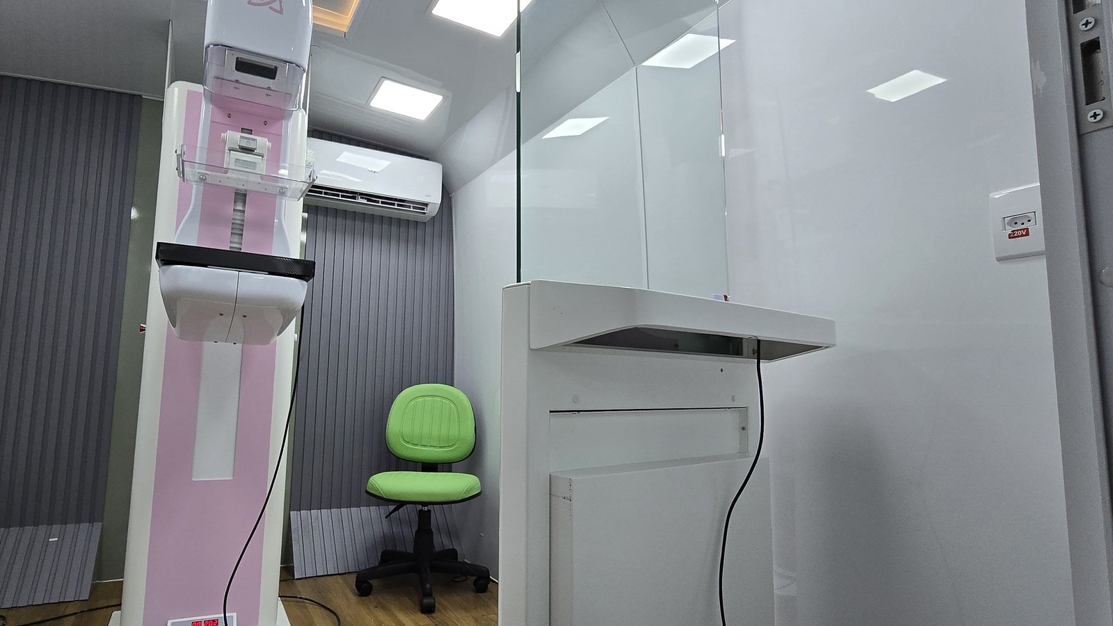 Sala de atendimento e equipamento do Ônibus da Mamografia em Guarujá