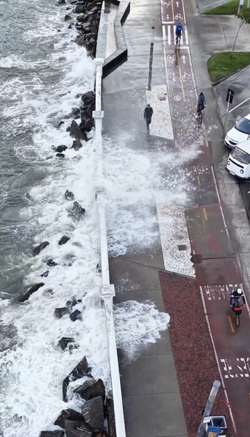 Mar agitado avança sobre área da orla durante frente fria na Baixada Santista