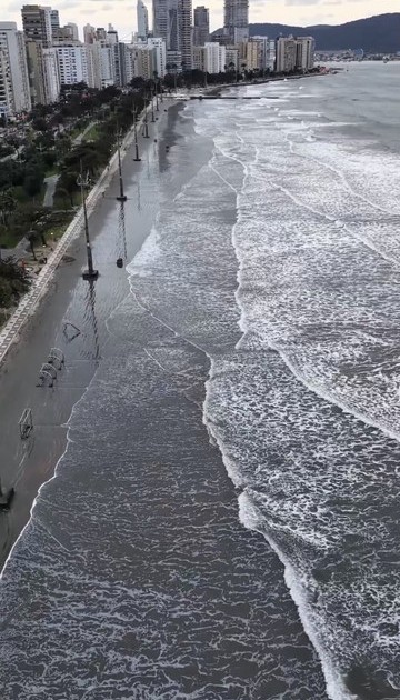 Mar avança sobre faixa próxima à orla em Santos durante período de mar agitado