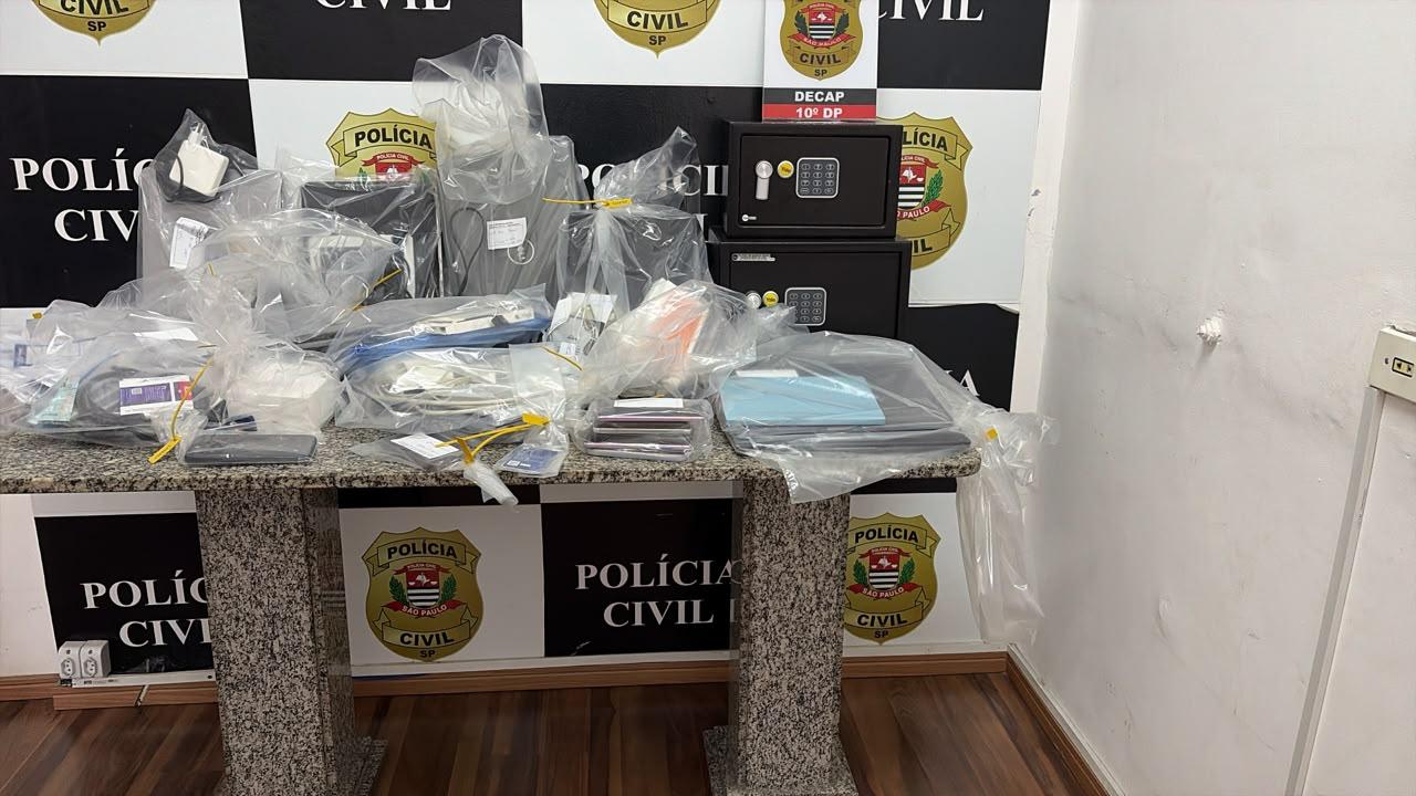 Agentes da Polícia Civil durante a Operação Dark Summit contra quadrilha de golpes financeiros em SP