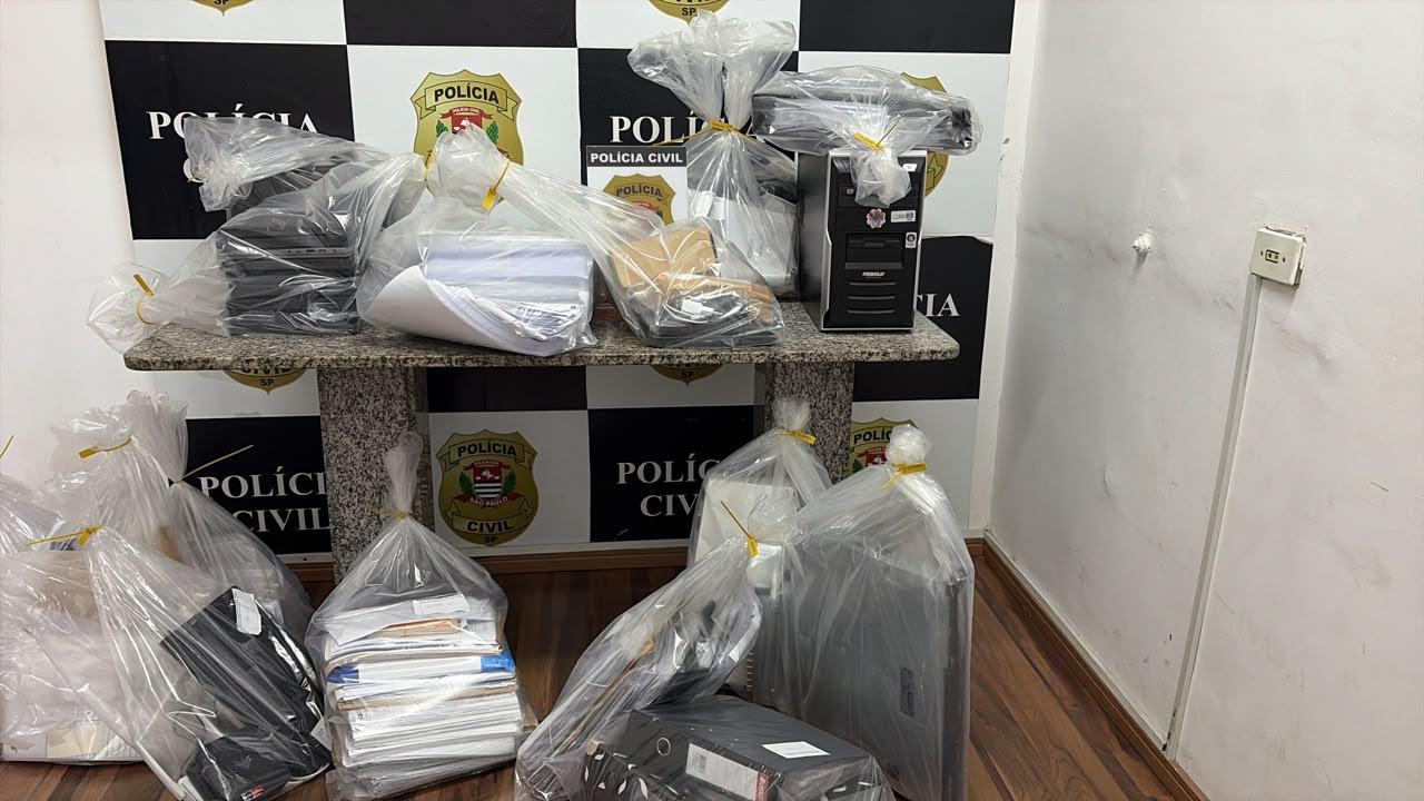Material apreendido pela Polícia Civil durante a Operação Dark Summit em São Paulo