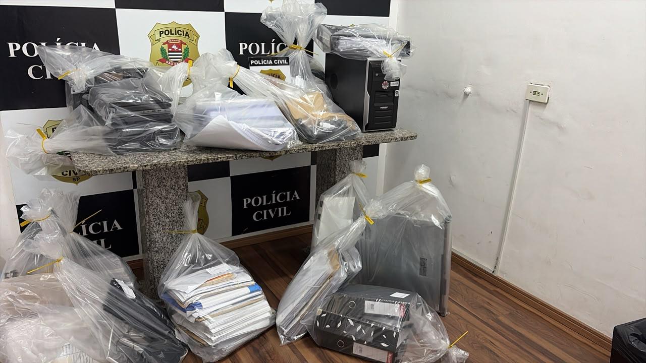 Celulares e equipamentos apreendidos na Operação Dark Summit da Polícia Civil de SP