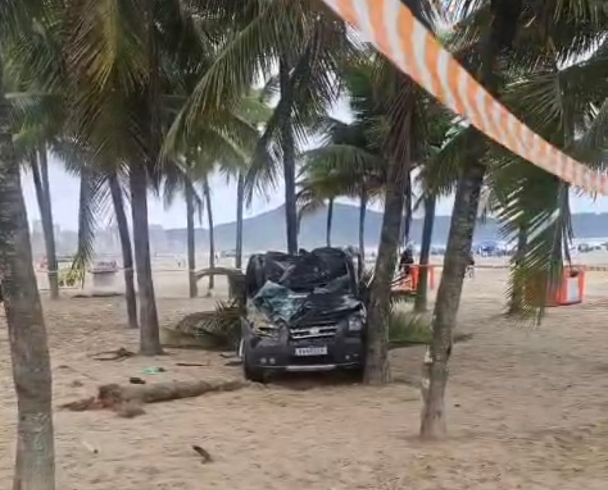 Carro capotado na orla da Guilhermina, em Praia Grande