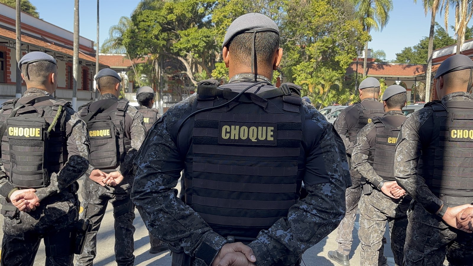 Policiais militares do Choque reunidos durante operação na Baixada Santista.
