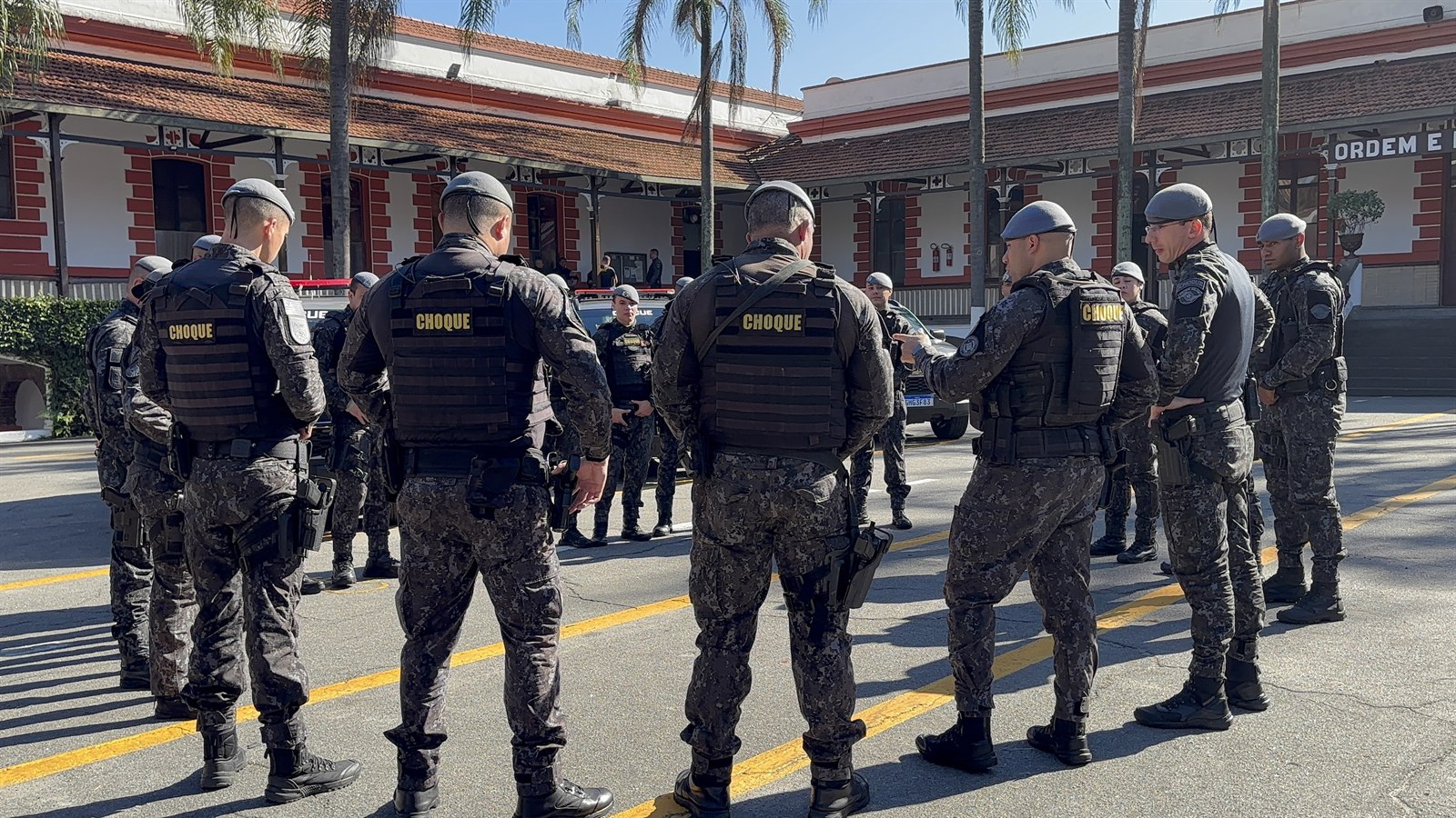 Equipes do Batalhão de Choque durante ação de reforço policial na Baixada Santista.