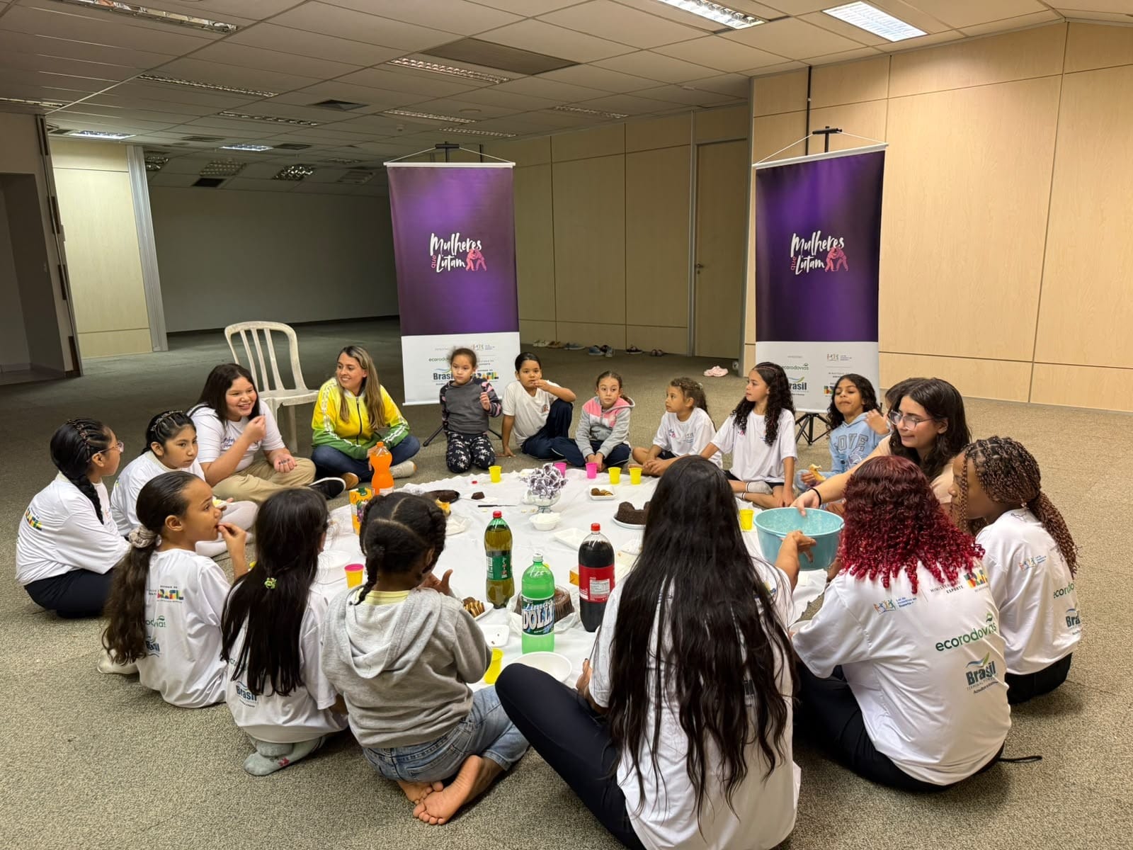 Ex-atleta olímpica inspira meninas do projeto Mulheres que Lutam em Santos